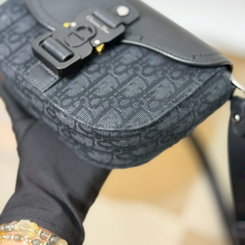 （每次上架都秒殺🔥）🏷️Dior 迪奧．Saddle 翻蓋郵差包-5