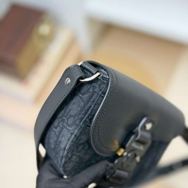 （每次上架都秒殺🔥）🏷️Dior 迪奧．Saddle 翻蓋郵差包-8