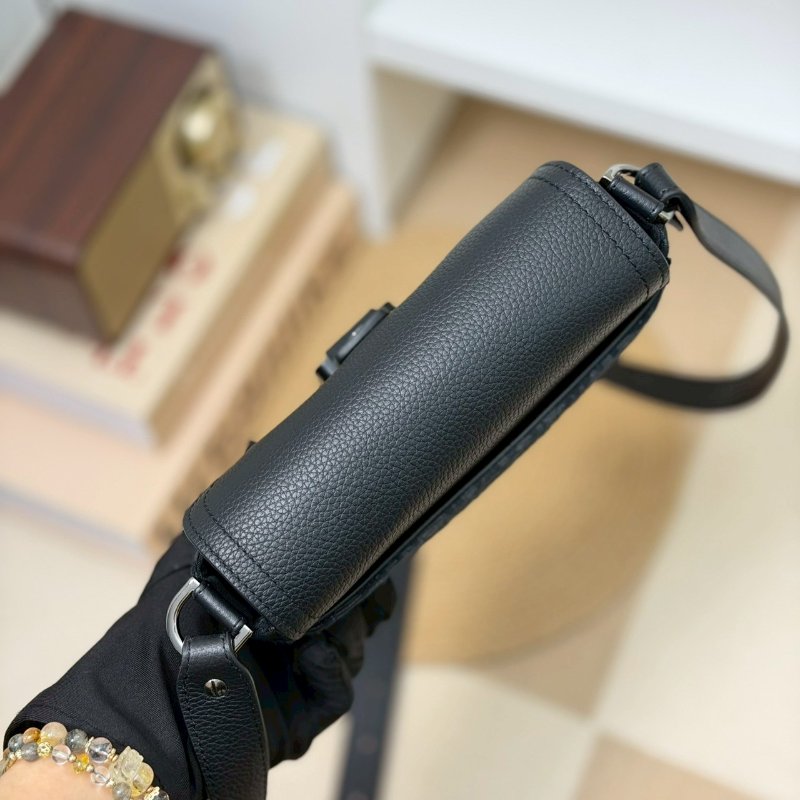 （每次上架都秒殺🔥）🏷️Dior 迪奧．Saddle 翻蓋郵差包-13