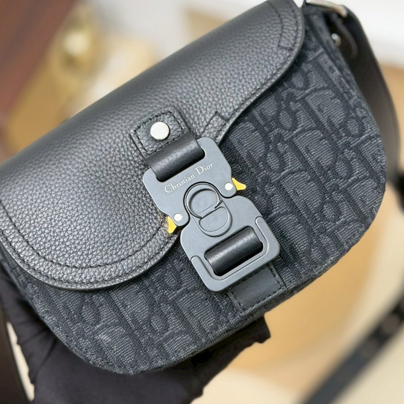 （每次上架都秒殺🔥）🏷️Dior 迪奧．Saddle 翻蓋郵差包-14