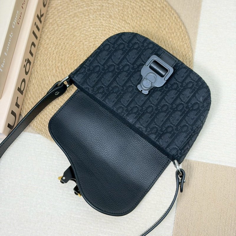 （每次上架都秒殺🔥）🏷️Dior 迪奧．Saddle 翻蓋郵差包-15