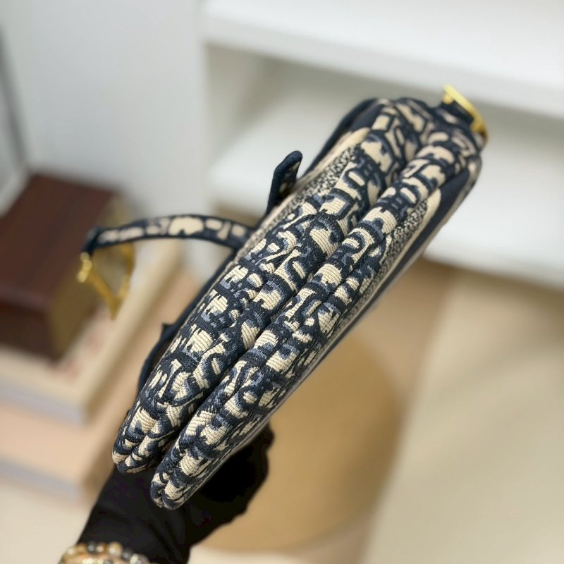（櫃上半價帶走🫶🏻）🏷️Dior 迪奧．Saddle 刺繡緹花馬鞍包 中號-12