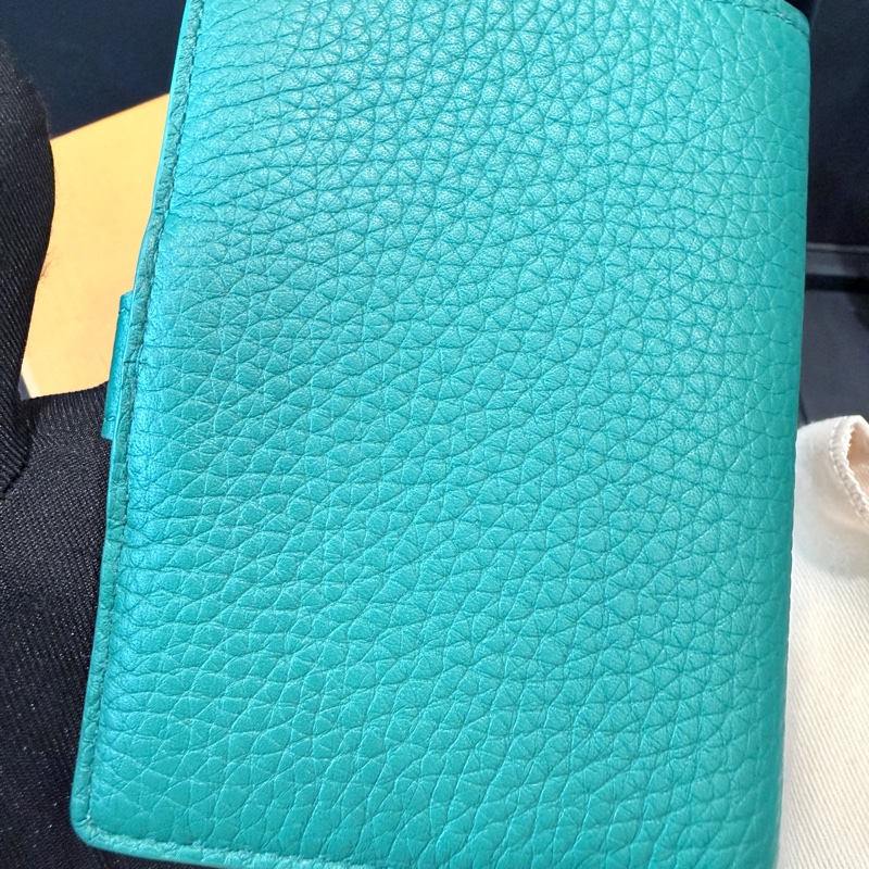 Louis Vuitton✨LV Taurillon vertical M82438限量皮革對開短夾錢包-5