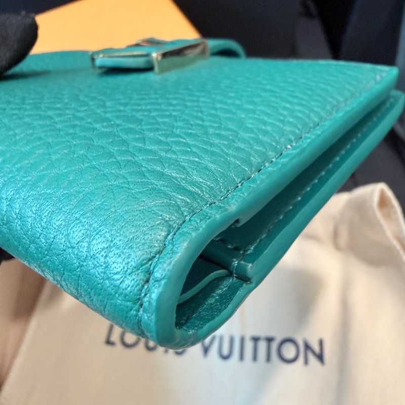 Louis Vuitton✨LV Taurillon vertical M82438限量皮革對開短夾錢包-9