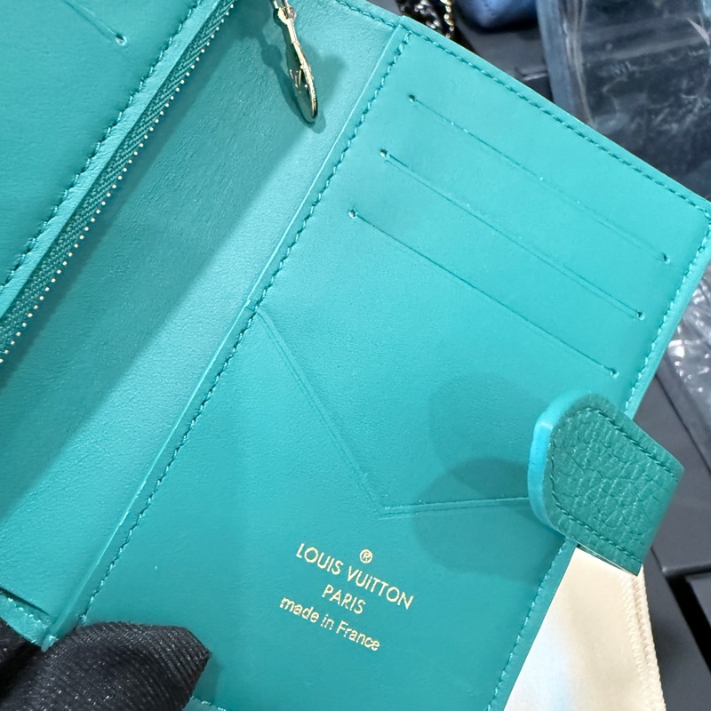 Louis Vuitton✨LV Taurillon vertical M82438限量皮革對開短夾錢包-19