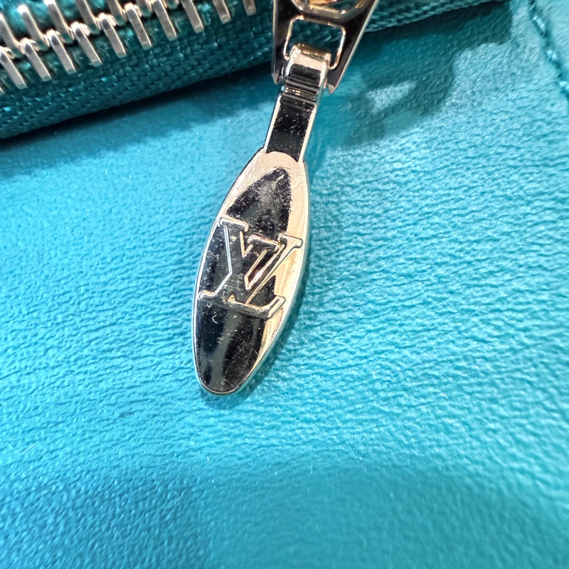 Louis Vuitton✨LV Taurillon vertical M82438限量皮革對開短夾錢包-24