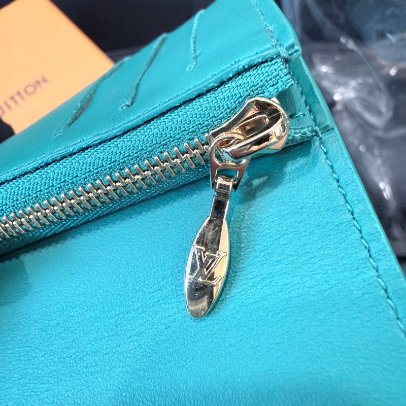 Louis Vuitton✨LV Taurillon vertical M82438限量皮革對開短夾錢包-25