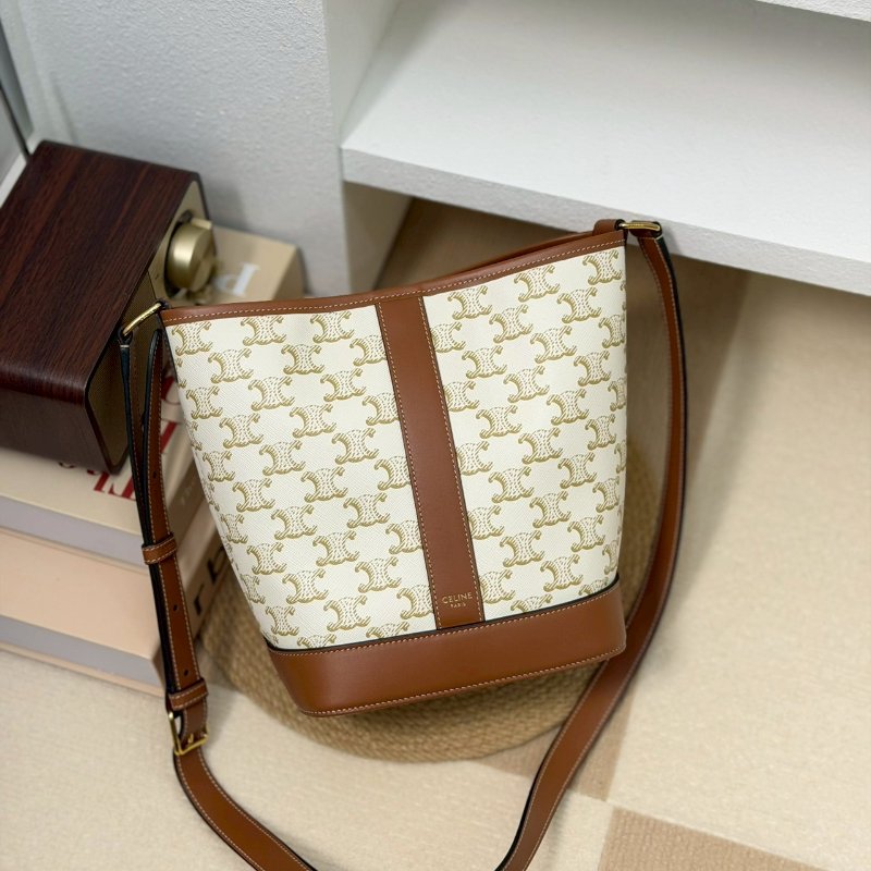 （迎接夏日的白色🌞）🏷️Celine 瑟琳．Triomphe 老花水桶包 小號/客人寄賣-0