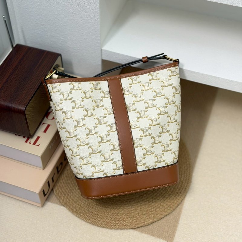 （迎接夏日的白色🌞）🏷️Celine 瑟琳．Triomphe 老花水桶包 小號/客人寄賣-1