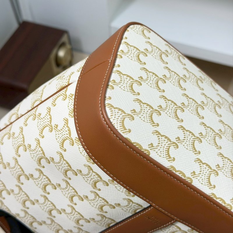 （迎接夏日的白色🌞）🏷️Celine 瑟琳．Triomphe 老花水桶包 小號/客人寄賣-4