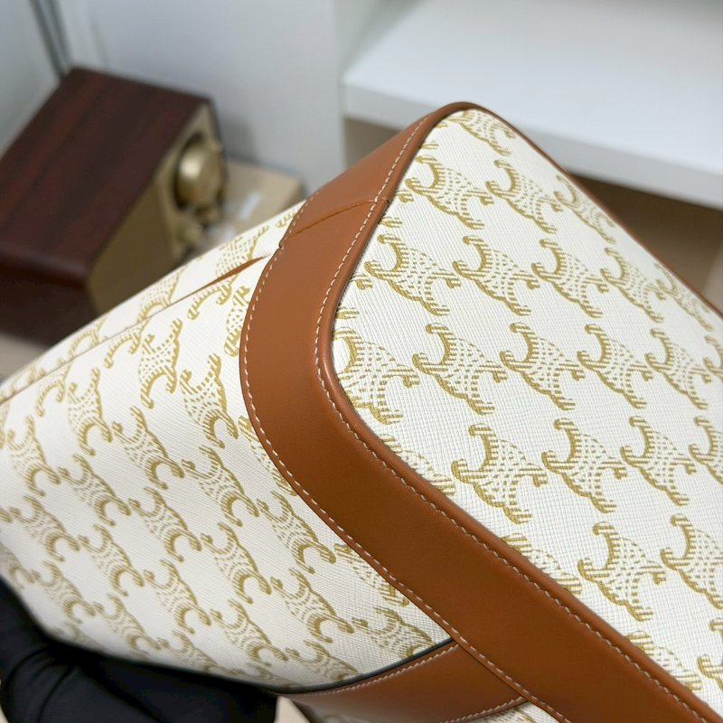 （迎接夏日的白色🌞）🏷️Celine 瑟琳．Triomphe 老花水桶包 小號/客人寄賣-6