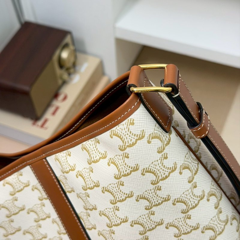 （迎接夏日的白色🌞）🏷️Celine 瑟琳．Triomphe 老花水桶包 小號/客人寄賣-11