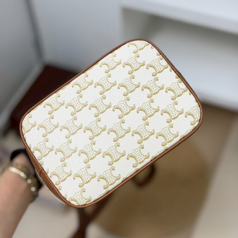 （迎接夏日的白色🌞）🏷️Celine 瑟琳．Triomphe 老花水桶包 小號/客人寄賣-12