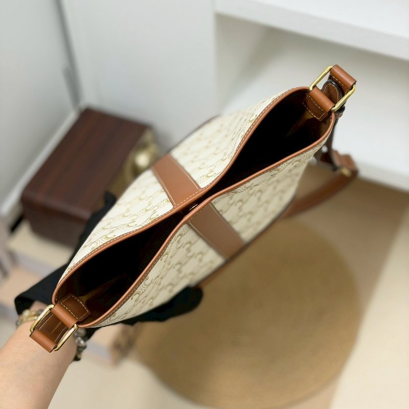 （迎接夏日的白色🌞）🏷️Celine 瑟琳．Triomphe 老花水桶包 小號/客人寄賣-13