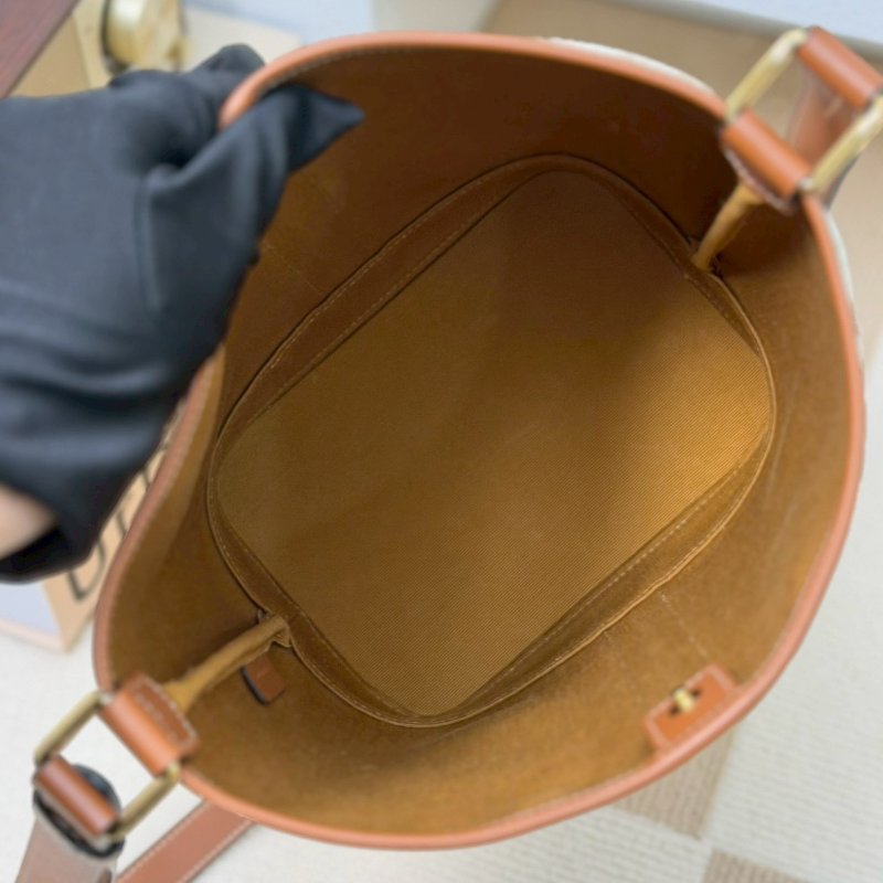 （迎接夏日的白色🌞）🏷️Celine 瑟琳．Triomphe 老花水桶包 小號/客人寄賣-15