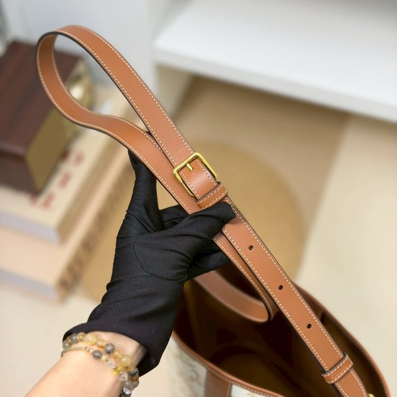 （迎接夏日的白色🌞）🏷️Celine 瑟琳．Triomphe 老花水桶包 小號/客人寄賣-16