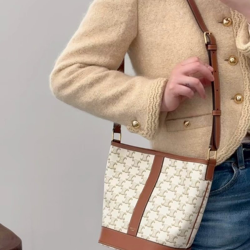 （迎接夏日的白色🌞）🏷️Celine 瑟琳．Triomphe 老花水桶包 小號/客人寄賣-17