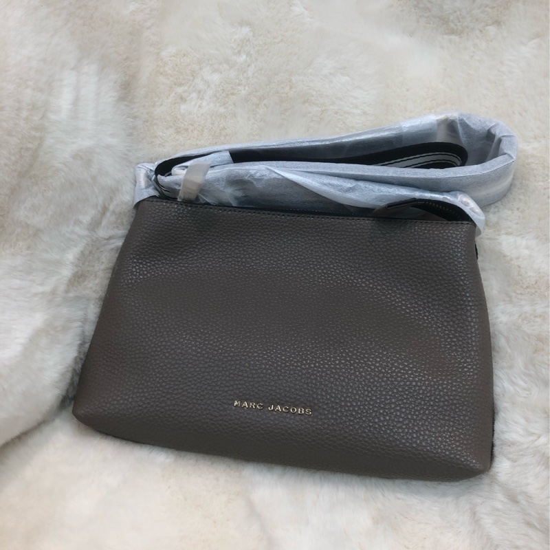 MARC JACOBS 灰色斜背包 XA894-0