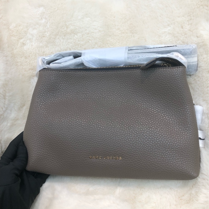 MARC JACOBS 灰色斜背包 XA894-1