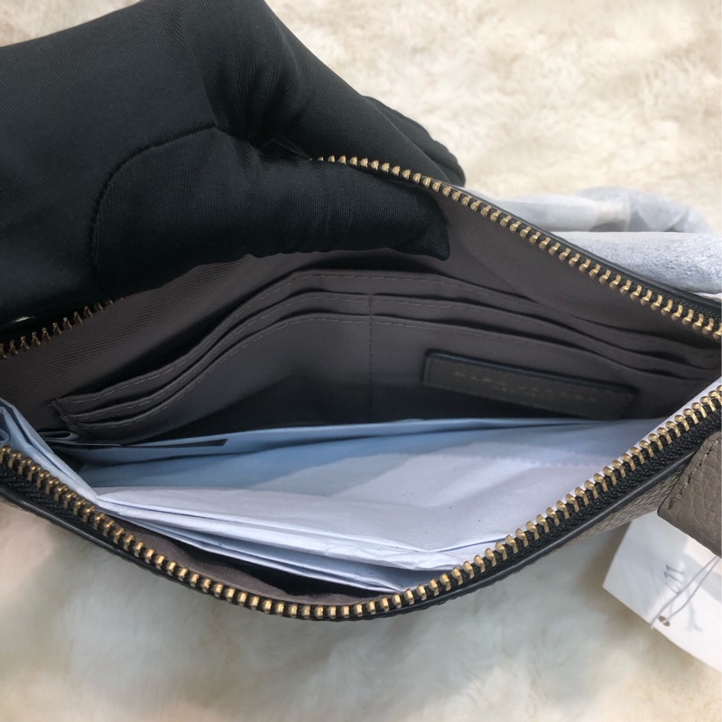 MARC JACOBS 灰色斜背包 XA894-6