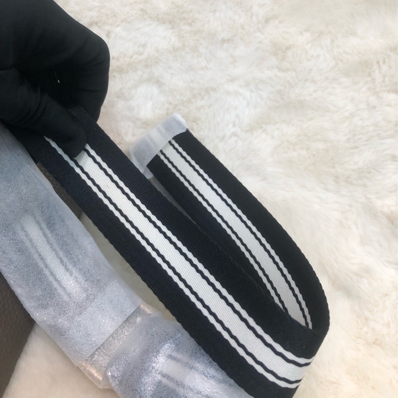 MARC JACOBS 灰色斜背包 XA894-8