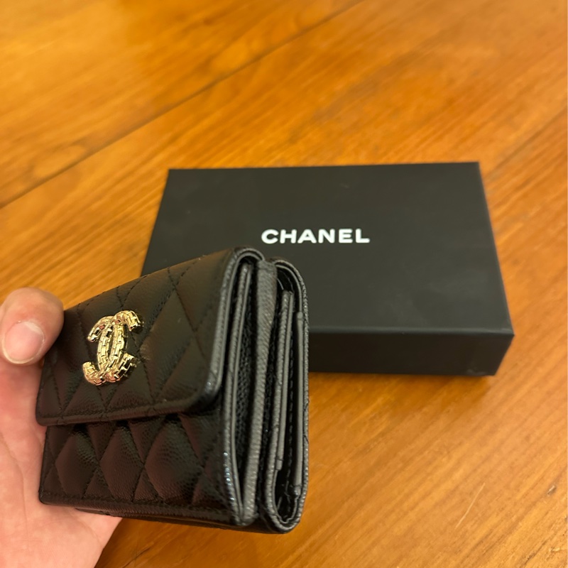 CHANEL 黑荔枝蛇鏈雙C雙面釦三折短夾-2