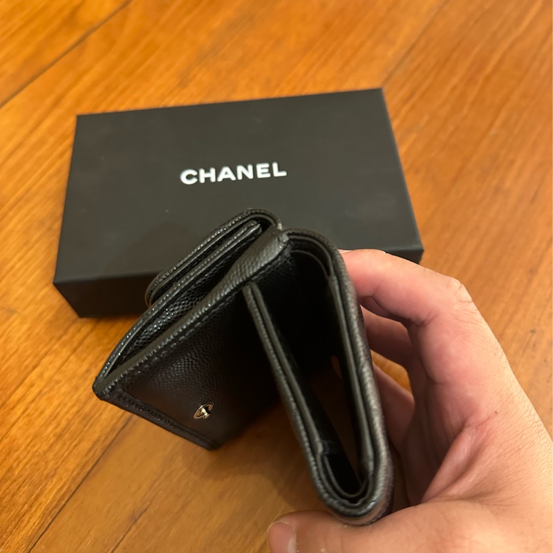 CHANEL 黑荔枝蛇鏈雙C雙面釦三折短夾-10