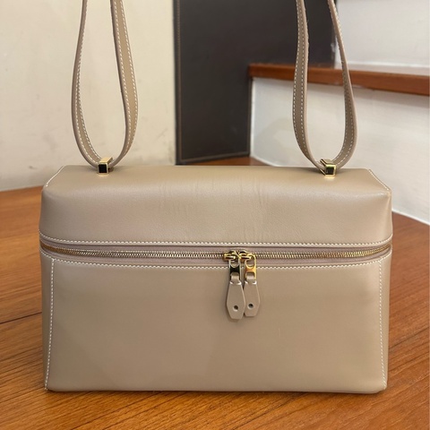 LORO PIANA 駝色皮革拉鍊肩背斜背包