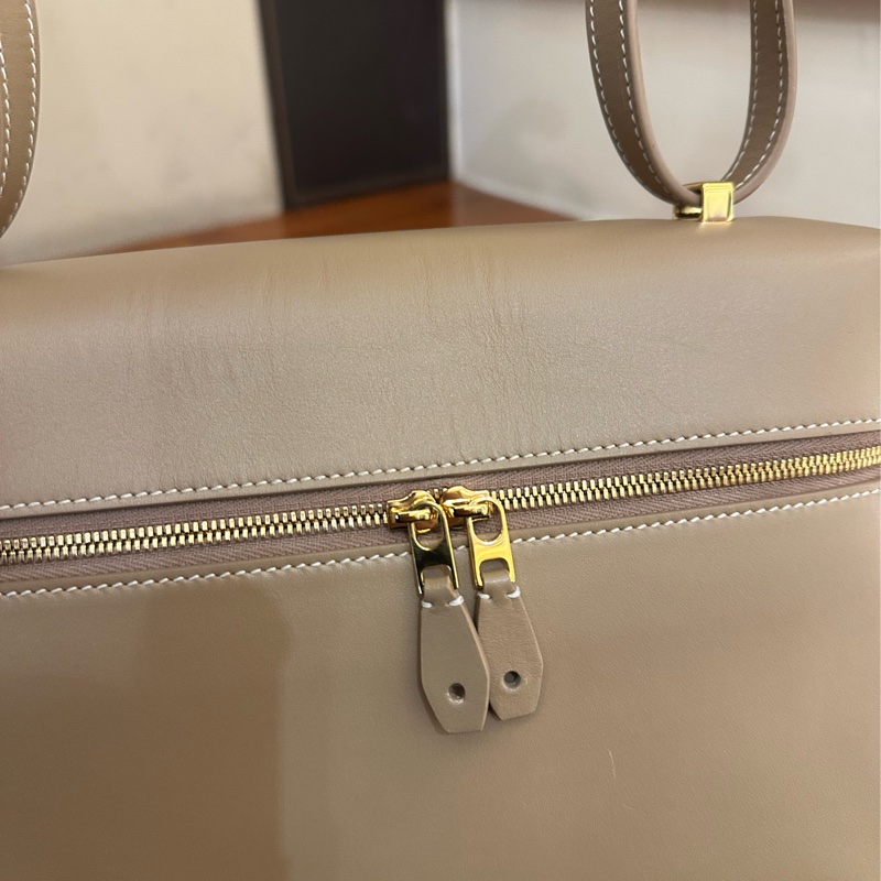 LORO PIANA 駝色皮革拉鍊肩背斜背包-1