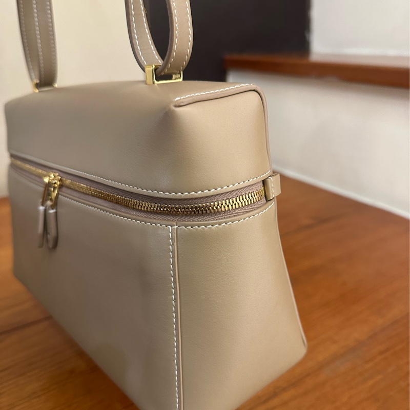 LORO PIANA 駝色皮革拉鍊肩背斜背包-3