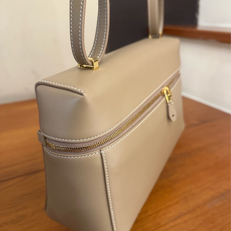 LORO PIANA 駝色皮革拉鍊肩背斜背包-4