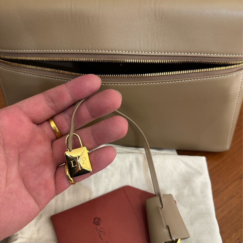 LORO PIANA 駝色皮革拉鍊肩背斜背包-10