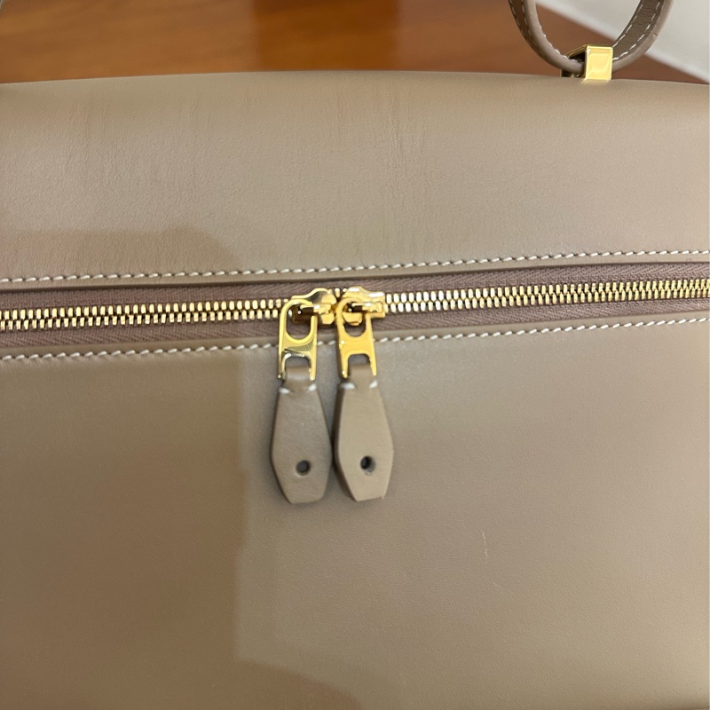 LORO PIANA 駝色皮革拉鍊肩背斜背包-14