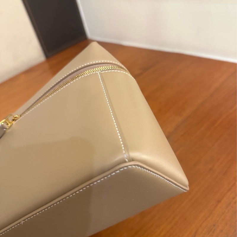 LORO PIANA 駝色皮革拉鍊肩背斜背包-18