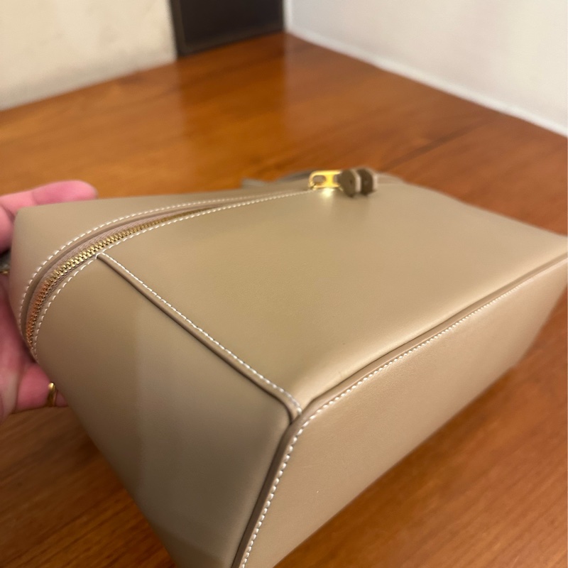 LORO PIANA 駝色皮革拉鍊肩背斜背包-19