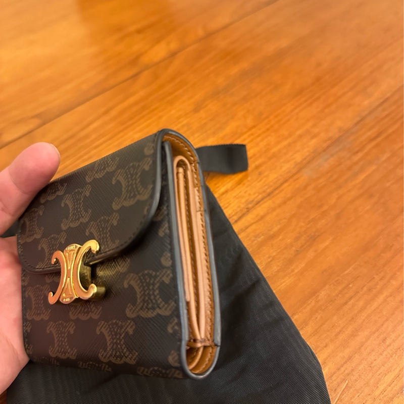 CELINE 凱旋門PVC經典釦式三折短夾-1