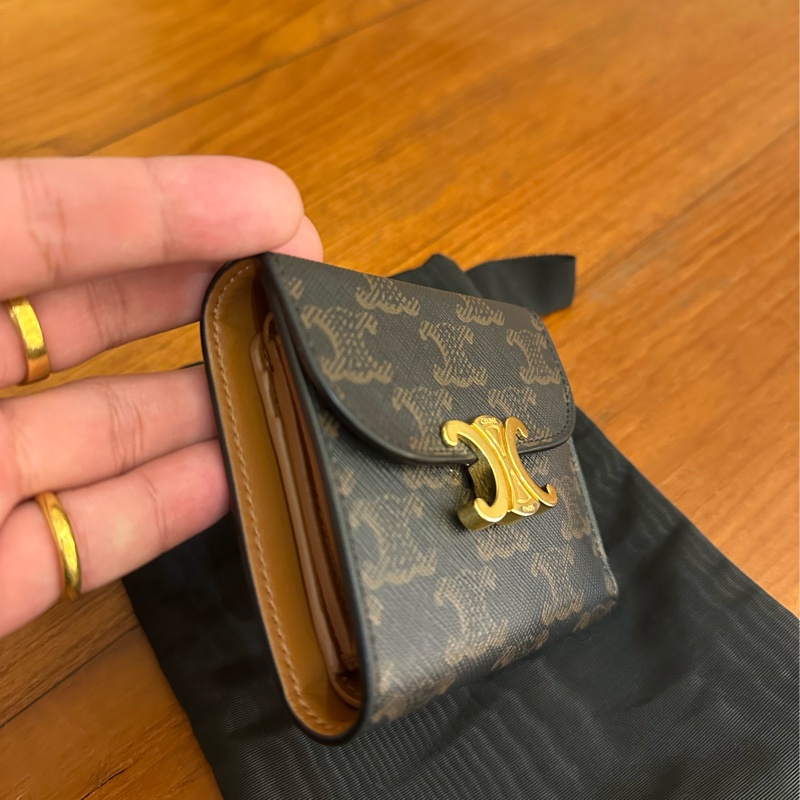 CELINE 凱旋門PVC經典釦式三折短夾-2