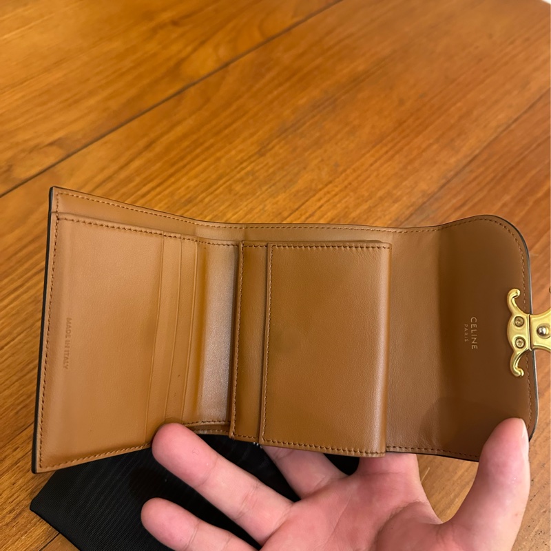 CELINE 凱旋門PVC經典釦式三折短夾-16