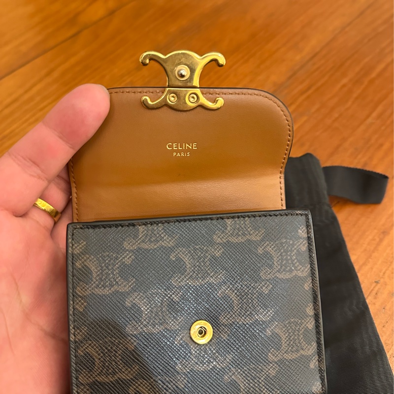 CELINE 凱旋門PVC經典釦式三折短夾-17