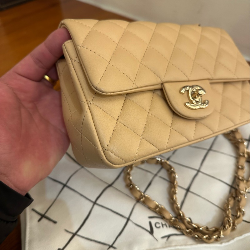 CHANEL 奶茶色淡金雙C COCO20 超級夯餒-3