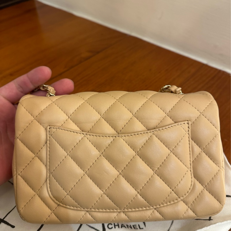 CHANEL 奶茶色淡金雙C COCO20 超級夯餒-5