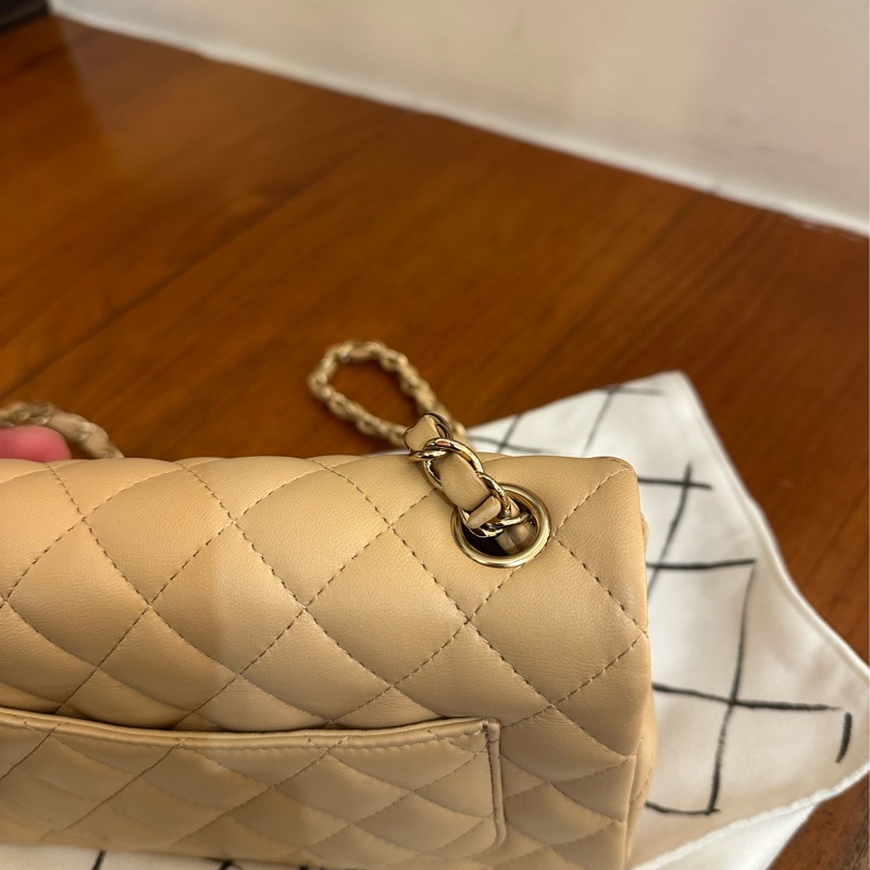 CHANEL 奶茶色淡金雙C COCO20 超級夯餒-7