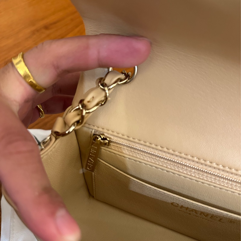 CHANEL 奶茶色淡金雙C COCO20 超級夯餒-12