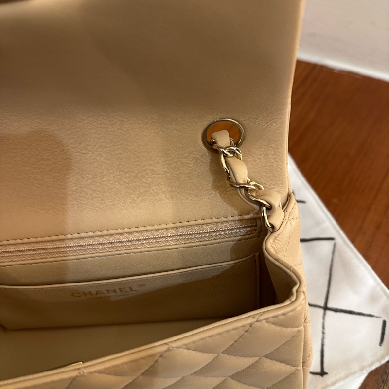 CHANEL 奶茶色淡金雙C COCO20 超級夯餒-15