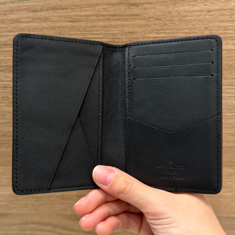 LV 黑色牛皮對開卡包-10