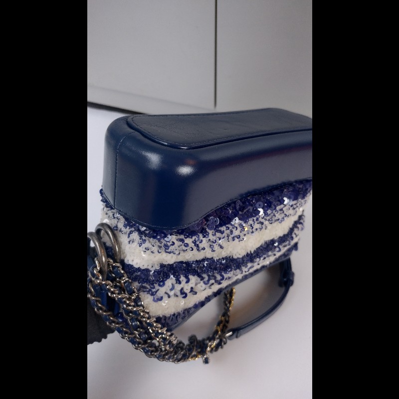 Chanel 藍白亮片秀款小號流浪斜背包-11