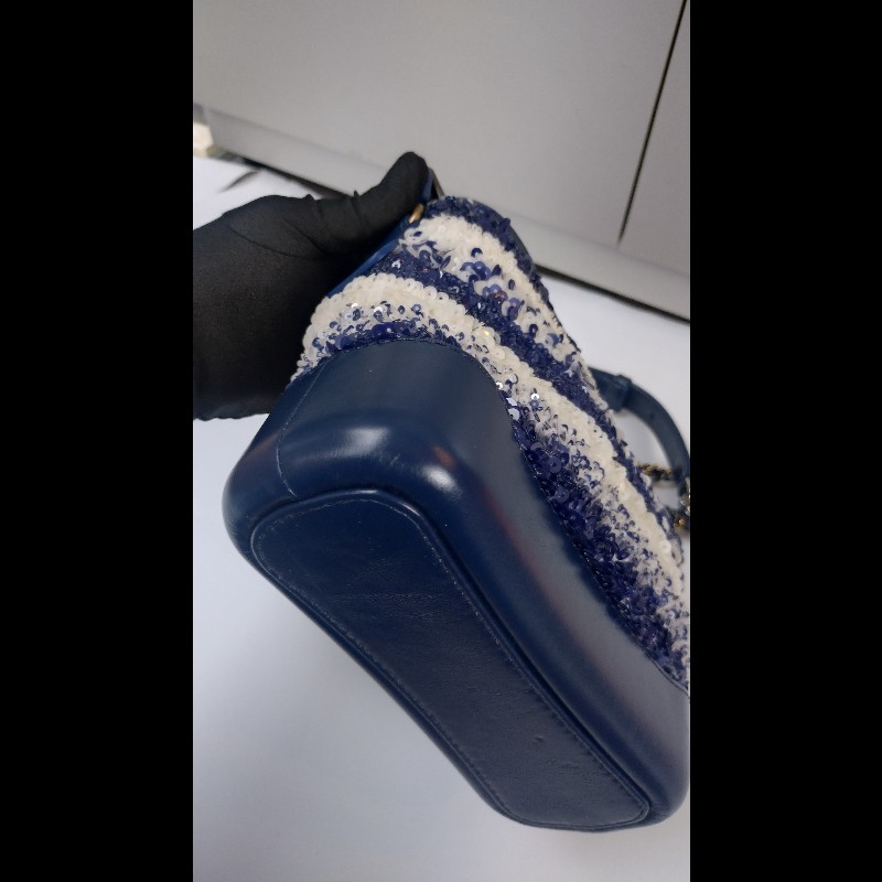 Chanel 藍白亮片秀款小號流浪斜背包-12