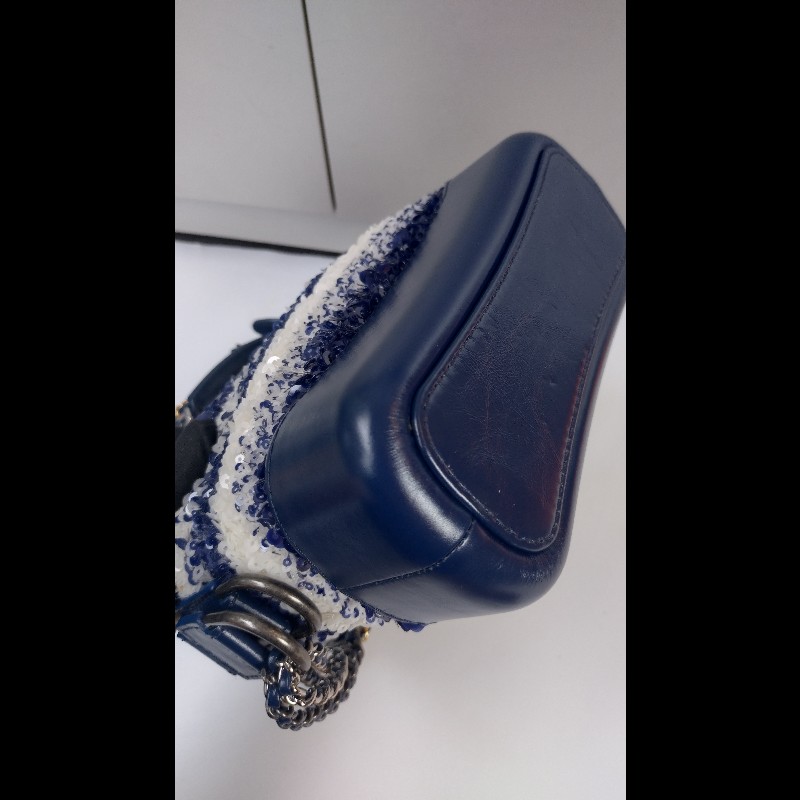 Chanel 藍白亮片秀款小號流浪斜背包-13