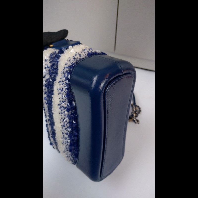 Chanel 藍白亮片秀款小號流浪斜背包-14
