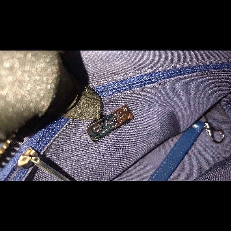 Chanel 藍白亮片秀款小號流浪斜背包-15